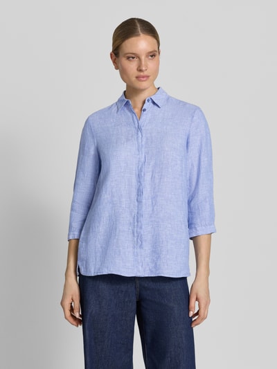 Frauenmodel trägt Relaxed Fit Leinenbluse mit 3/4-Arm Modell 'Clay' von TONI in Hellblau, reine Leinenstruktur, verdeckte Knopfleiste, Hemdblusenkragen, Ganzkörperansicht von vorne.