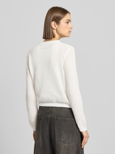 Modelka kobieca nosi biały Rundhals Pullover mit Tunnelzug od Review, luźny krój, prążkowane wykończenia, widok całej sylwetki z tyłu.
