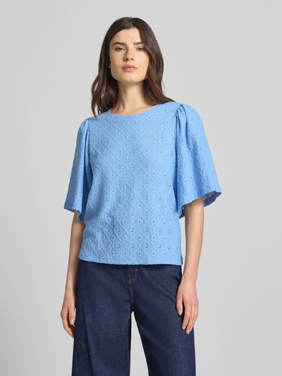 Frauenmodel trägt Blusenshirt mit Lochstickerei Modell 'KIONA' von FREE/QUENT aus Material-Mix mit Stretch-Anteil, Regular-Fit, Rundhalsausschnitt, Vorderansicht Ganzkörperansicht.
