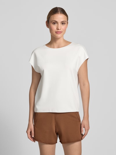 Frauenmodel trägt damski t-shirt aus mieszanka wiskozy z dodatkiem streczu, krój regular fit, model 'Uvalerie' von Someday, okrągły dekolt, krótkie rękawy, długość tyłu w rozmiarze 36: 57 cm, gładka faktura, kremowy i brązowy kolor, ganzkörperansicht von vorne