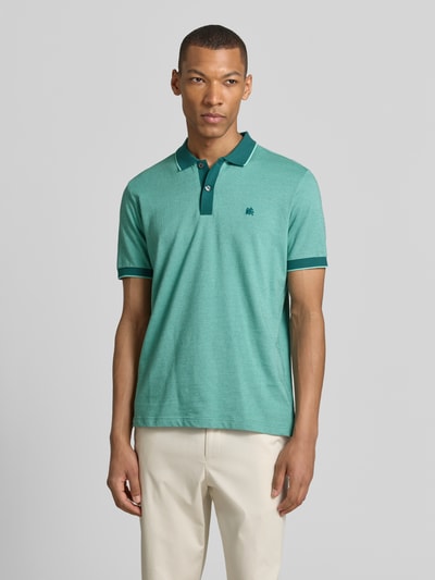 Männermodel trägt Regular Fit Poloshirt mit Logo-Stitching von Lerros, grün mit Polokragen, kurze Knopfleiste, Rückenlänge 76 cm, Ganzkörperansicht von vorne.