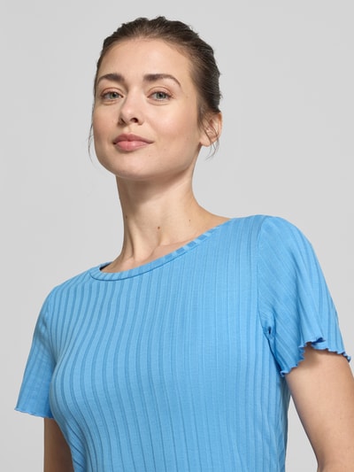 Kobiece modelka ma na sobie T-Shirt aus Viskose-Mix in Ripp-Optik od Rich & Royal, damski t-shirt, mieszanka wiskozy z dodatkiem streczu, krój slim fit, efekt prążkowania, okrągły dekolt, długość tyłu dla rozmiaru S: 51 cm. Nahaufnahme górnej części ciała.