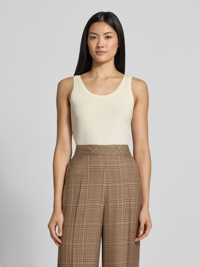 Frauenmodel trägt Slim Fit Tanktop aus Baumwoll-mix von s.Oliver RED LABEL in Creme mit glatter Textur, Ganzkörperansicht von vorne.