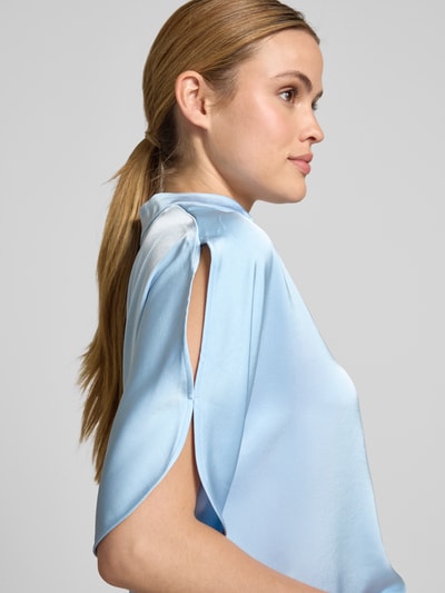 Frauenmodel trägt Regular Fit Bluse aus Satin mit V-Ausschnitt Modell 'Anelle' von Neo Noir in Hellblau, glatte Satin-Haptik, 1/2-Arm, Rückenlänge 57 cm, Ärmellänge 26 cm, Nahaufnahme Oberkörper.