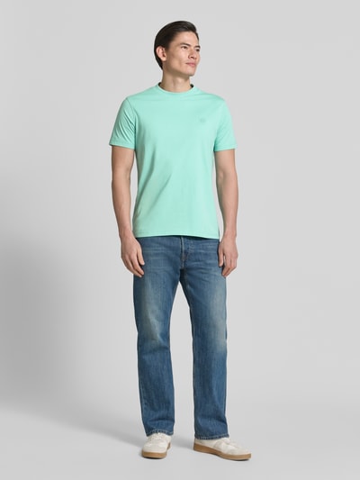 Männermodel trägt Regular Fit T-Shirt aus Baumwoll-Mix von Lerros in Mintgrün, Rundhalsausschnitt, Label-Detail, Ganzkörperansicht von vorne.