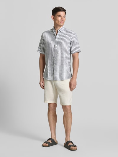 Männermodel trägt Regular Fit Freizeithemd mit Button-Down-Kragen von Fynch-Hatton, gestreift, Baumwolle-Leinen-Mix, Ganzkörperansicht von vorne, Rückenlänge 76 cm, Schulterbreite 45 cm, Ärmellänge 26 cm, Logo-Stitching, Knopfleiste.