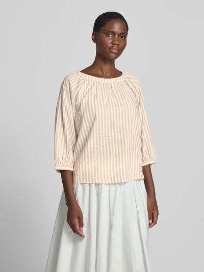 Frauenmodel trägt Loose Fit Kurzarmbluse aus Viskose-Baumwoll-Mix von s.Oliver RED LABEL mit beigen Streifen, Ganzkörperansicht von vorne.