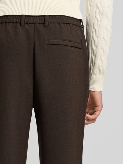 Männermodel trägt Regular Fit Hose mit Gürtelschlaufen von s.Oliver BLACK LABEL, Webware in Braun, Detailaufnahme Rückansicht.