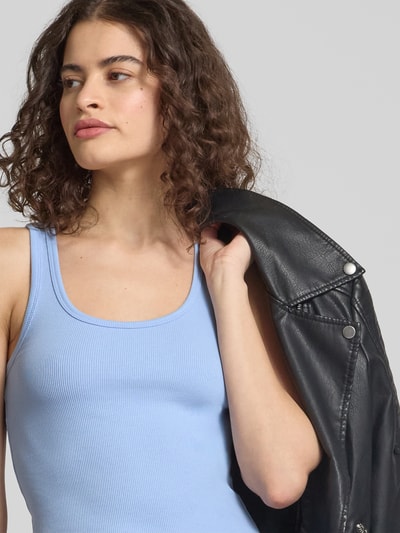 Frauenmodel trägt Tanktop mit Rundhalsausschnitt von Review aus Baumwoll-Mix mit Stretch-Anteil, Feinripp, körpernaher Schnitt, Nahaufnahme Oberkörper.