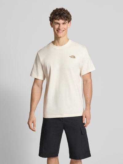 Mannelijk model draagt Relaxed Fit T-Shirt uit zuivere katoen van The North Face, ronde hals, labelprint, maat M, voorkant, bovenlichaam close-up.