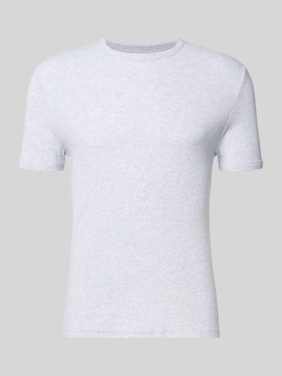 Produktfoto, T-Shirt in Feinripp mit Rundhalsausschnitt von REVIEW, jasnoszary, mieszanka bawełny, z dodatkiem streczu, krój slim fit, detal z logo, drobne prążkowanie, długość tyłu w rozmiarze M: 64 cm