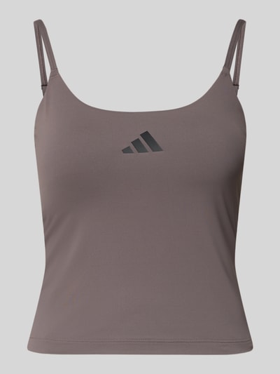 Produktfoto, Tanktop mit Label-Print von adidas Sportswear, brązowy kolor, materiał z domieszką stretchu, krój slim fit, widoczny nadruk logo, długość tyłu w rozmiarze S: 26 cm