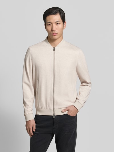 Männermodel trägt Blouson aus Viskose-Mix mit Zweiwege-Reißverschluss von Roy Robson in Beige mit Stehkragen, Regular-Fit, Nahaufnahme Oberkörper. Rückenlänge 68 cm, Schulterbreite 47 cm, Brustweite 59 cm, Ärmellänge 68 cm, Eingrifftaschen, Stretch-Anteil.