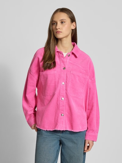Frauenmodel trägt Oversized Hemdjacke aus reiner Baumwolle Modell 'LATY-BITTEN' von ONLY, Cord, Optik: Unifarben, Ganzkörperansicht von vorne.