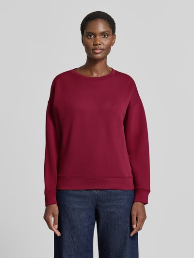 Frauenmodel trägt Relaxed Fit Sweatshirt mit elastischen Abschlüssen von MSCH Copenhagen in dunklem Rot, Viskose-Mix, Rundhalsausschnitt, Ganzkörperansicht von vorne.
