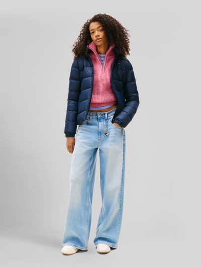 Tommy Jeans Regular Fit Daunenjacke mit Kunstfell Marine 1
