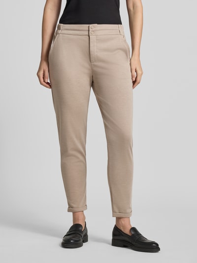 Frauenmodel trägt Skinny Fit Stoffhose mit Viskose-Anteil Modell 'NANNI' von FREE/QUENT in Beige, elastischer Material-Mix, Ganzkörperansicht von vorne.