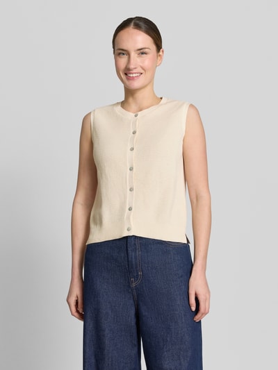 Frauenmodel trägt Weste mit Strukturmuster von Christian Berg Woman in Beige, Reine Baumwolle, Regular-Fit, Rundhalsausschnitt, Knopfleiste, Rückenlänge bei Größe S 50 cm, Ganzkörperansicht von vorne.