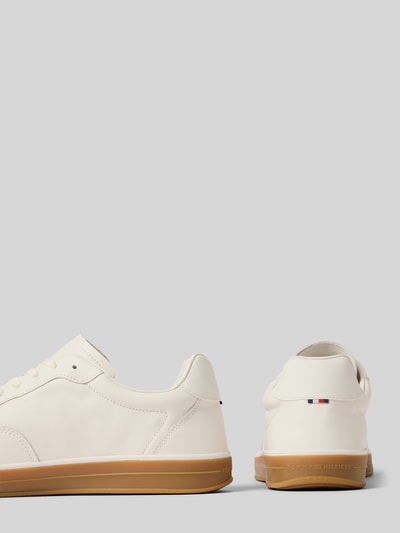 Produktfoto, Low Top Sneaker aus echtem Leder von Tommy Hilfiger in Unifarbe mit abgerundeter Spitze und flacher, strukturierter Sohle