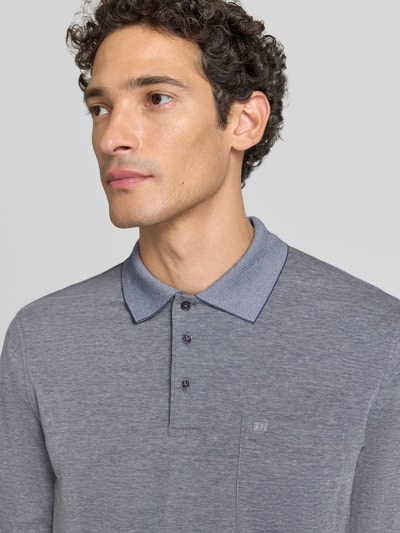 Männermodel trägt Regular Fit Poloshirt mit Baumwoll-Anteil von Christian Berg Men in Grau mit gestricktem Polokragen, Nahaufnahme Oberkörper. Material-Mix, Brusttasche, langärmeliges Design, Rückenlänge bei Größe M 70 cm.