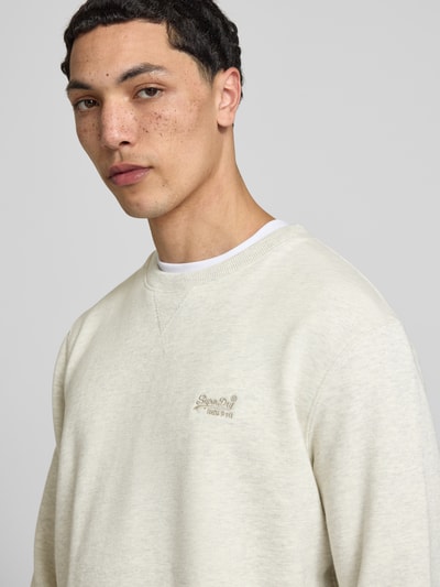 Männermodel trägt Sweatshirt mit Rundhalsausschnitt und Label-Stitching von Superdry, Baumwoll-Mix, Regular-Fit, Nahaufnahme Oberkörper.
