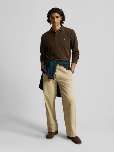 Männermodel trägt Regular fit poloshirt aus puur katoen von Polo Ralph Lauren in bruin, Heren poloshirt, Ganzkörperansicht von vorne.