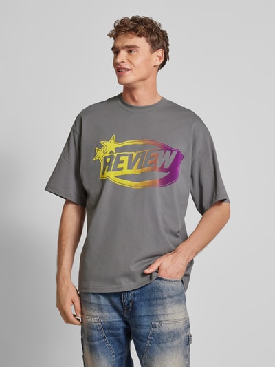 REVIEW T-shirt o luźnym kroju z nadrukiem z logo Ciemnoszary 4