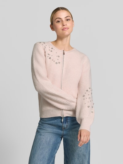 Vrouwenmodel draagt Regular Fit Cardigan met Ziersteinbesatz van monari in tricotlook, lichtroze tint, tweewegritssluiting, ronde hals, ruglengte bij maat 36: 60 cm, mouwlengte bij maat 36: 71 cm, getailleerde pasvorm, vooraanzicht van het hele lichaam.