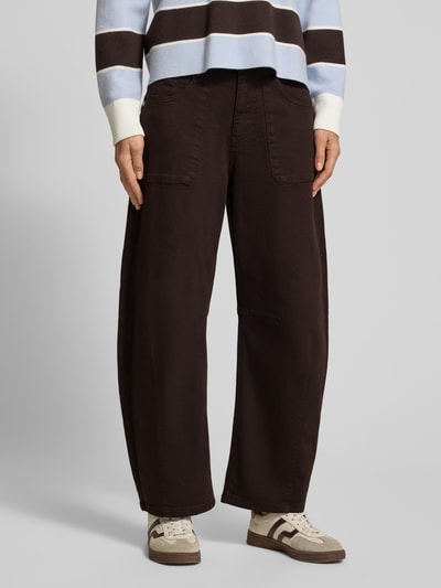 Männermodel trägt Barrel Fit Jeans mit Eingrifftaschen von Smith and Soul, Mieszanka bawełny i elastanu, zapięcie na guzik i zamek błyskawiczny, wpuszczane kieszenie, Szerokość w rozmiarze S: 38 cm, Długość wewnętrzna nogawki w rozmiarze S: 67 cm, brązowy kolor, szeroka nogawka, gładka faktura, Ganzkörperansicht von vorne.