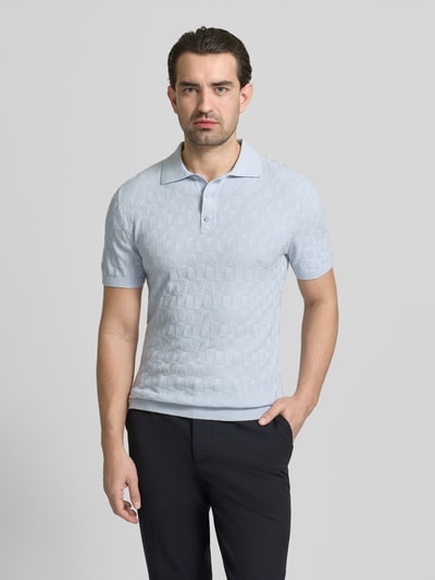 Männermodel trägt Regular Fit Poloshirt mit Strukturmuster von MCNEAL in Hellblau, reine Baumwolle, Strick-Optik, Ganzkörperansicht von vorne.