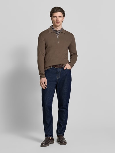 Mannelijk model draagt Jeans uit zuivere katoen Model 'COSMO' van Samsøe Samsøe, straight fit, 5-pocket, donkerblauw, frontaal volledig zicht.