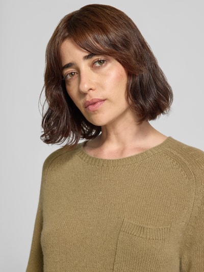Frauenmodel trägt Slim Fit Oberteil mit Kaschmir-Anteil von Luisa Cerano in Strick-Optik, brusttasche, Baumwoll-Mix, sandfarbener Ton, Nahaufnahme Oberkörper.