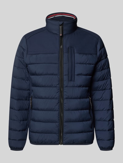 Produktfoto, Regular Fit Steppjacke mit seitlichen Stretcheinsätzen von Tom Tailor, jednokolorowy granat, stójka, krój regular fit, zamek błyskawiczny, naszywka z logo, pas na plecach, boczne stretche, długie rękawy oraz elastyczne zakończenia, hydrofobowy, kieszeń wewnętrzna, boczne kieszenie na zamek, brustasza