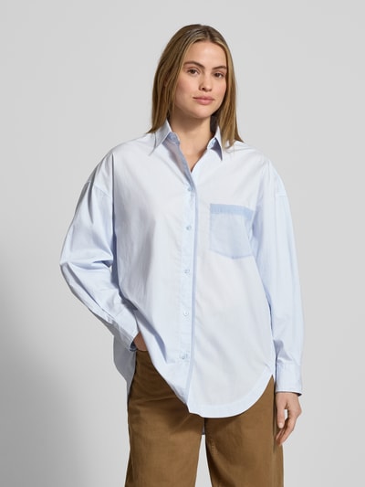 Frauenmodel trägt Oversized Langarmbluse aus reiner Baumwolle Modell 'C_Bonsta' von BOSS Orange, Optik: Unifarben, Ganzkörperansicht von vorne.