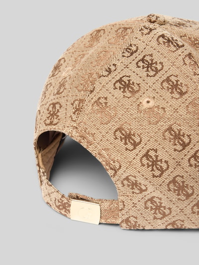Produktfoto, beigefarbene Basecap mit Label-Applikation Modell 'KATYA' von Guess, Logomuster, strukturierte Stoffoptik, größenverstellbar.