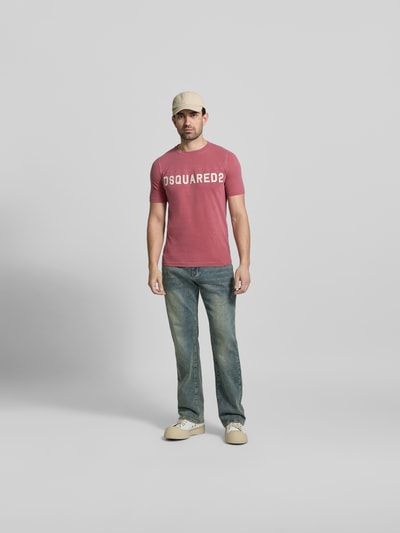 Männermodel trägt Slim Fit T-Shirt aus reiner Baumwolle von Dsquared2 mit Label-Print, Kurzärmelig, Rundhalsausschnitt, Rückenlänge 68 cm bei Größe M, Ganzkörperansicht von vorne.