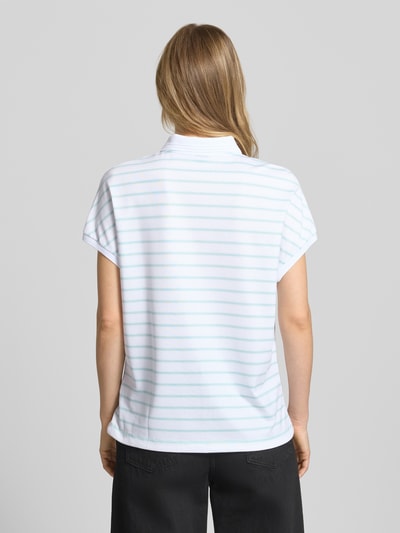 Frauenmodel trägt Regular Fit Poloshirt mit Reißverschluss von FIRE + ICE im Allover-Look, Modell 'GAJA2', Rückenlänge 62 cm, Ganzkörperansicht Rückansicht.