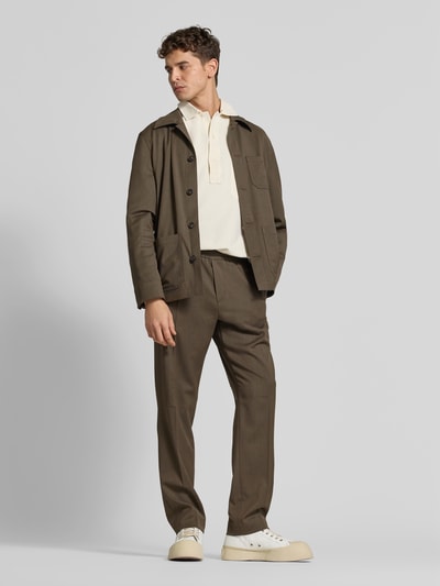 Mannelijk model draagt Hose aus Wolle mit Bundfalte van Filippa K, look: effen, mat, elastiek, bandplooi, persplooien, steekzakken, achterzakken, materiaalverwerking: geweven textiel, Ganzkörperansicht von vorne