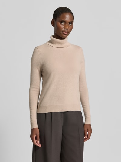 Frauenmodel trägt Regular Fit Rollkragenpullover aus reinem Kaschmir von Christian Berg Woman in Beige, gerippte Abschlüsse, Ganzkörperansicht von vorne.