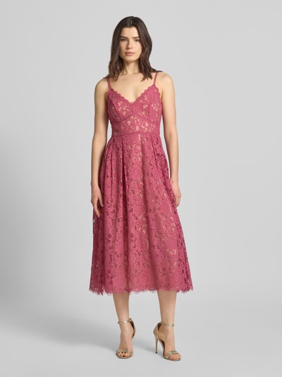Frauenmodel trägt Knielanges Cocktailkleid mit Spitze und Spaghettiträgern von Jake*s Cocktail in Pink, Baumwoll-Mix, Taillierter Schnitt, Knielänge, doppelte Spaghettiträger, V-Ausschnitt, blickdichtes Unterkleid, Rückenlänge 123 cm, Brustweite 34 cm, Ganzkörperansicht von vorne.