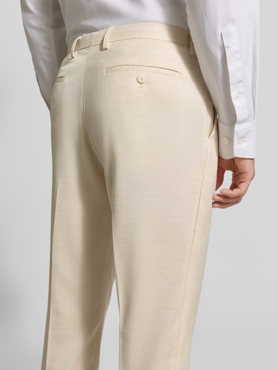 Männermodel trägt Slim Fit Anzughose mit Bundfalten von MCNEAL in Beige, Material-Mix mit Leinen-Anteil, Nahaufnahme Rückansicht.