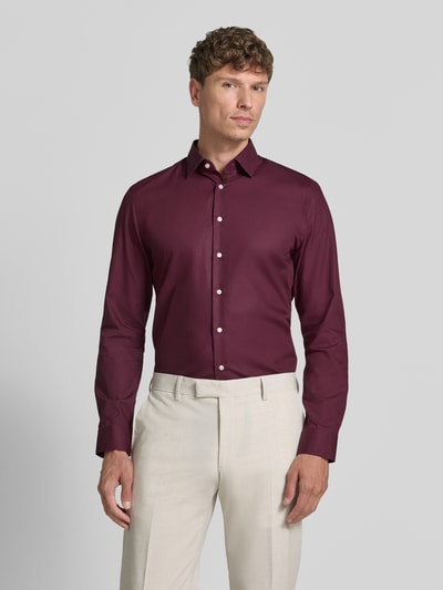 Männermodel trägt Slim Fit Business-Hemd mit kentkraag von Jake*s aus puur katoen, knoopsluiting, ruglengte 79 cm, schouderbreedte 45 cm, mouwlengte 67 cm, donkerrood, gladde structuur, Ganzkörperansicht von vorne.