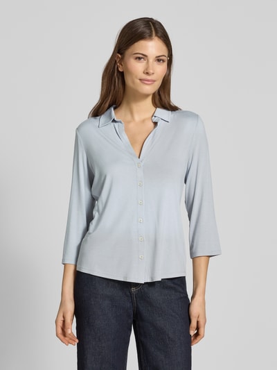 Frauenmodel trägt Regular Fit Hemdbluse aus Viskose-Mix von Marc O'Polo, unifarben, 3/4-Arm, V-Ausschnitt, Ganzkörperansicht von vorne.