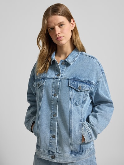 Frauenmodel trägt Jeansjacke mit rückseitigem Label-Patch von Karo Kauer aus Reine Baumwolle im Loose-Fit, Kentkragen, Knopfleiste, Pattentaschen mit Knopfverschluss, seitliche Eingrifftaschen, Farbe Hellblau, raue Denim-Textur, Ganzkörperansicht von vorne. Rückenlänge bei Größe S: 68 cm, Schulterbreite 60 cm, Brustweite 58 cm, Ärmellänge 60 cm.