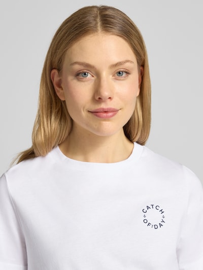 Frauenmodel trägt T-Shirt mit Rundhalsausschnitt von Rich & Royal in Weiß, reine Baumwolle, Regular Fit, Statement-Print, Nahaufnahme Oberkörper.