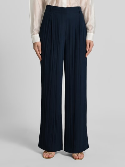 Frauenmodel trägt Wide Leg Stoffhose mit Gürtelschlaufen von MAX&Co., unifarben dunkelblau, seitliche Eingrifftaschen, Ganzkörperansicht von vorne.