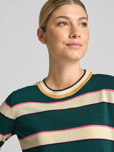 Kobieta modelka nosi Slim Fit Pullover aus reiner Baumwolle od Jake*s Casual w kolorowe paski, widok z przodu, zbliżenie na górną część ciała