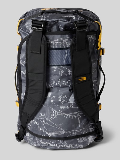 Produktfoto, Weekender mit Logo-Print von The North Face, dunkelgrau mit gelben Akzenten, grafischer Print, Reißverschluss, Verstellbare Schulterriemen, Reißverschlussfach außen, Maße ca. 50 cm Breite, 32 cm Länge, 30 cm Tiefe, 92 cm Länge Schulterriemen
