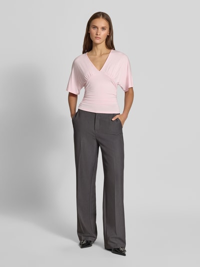 Frauenmodel trägt Weite Hose mit Viskose-Anteil Modell 'HATTIE-LANA' von ONLY in Dunkelgrau, Damen Weite Hose von ONLY, Ganzkörperansicht von vorne.