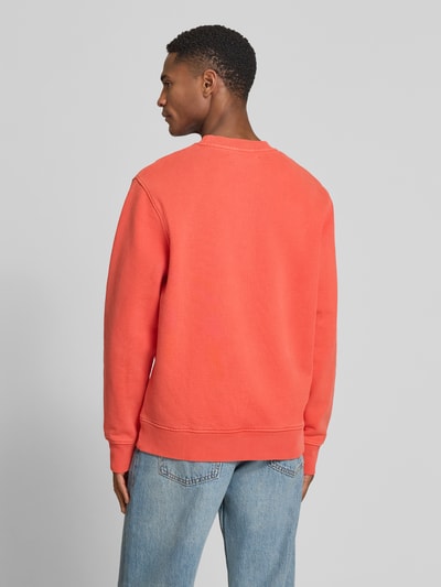 Męski model nosi Sweatshirt mit Label-Print Modell 'JOEL' od Samsøe Samsøe, bawełniany miks, krój relaxed fit, koralowy, gładka faktura, widok całych pleców